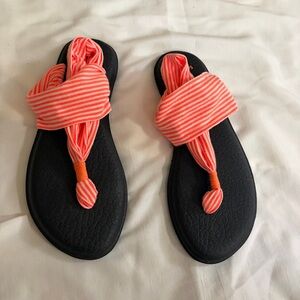 New Sanuk yoga sling sandals size 7